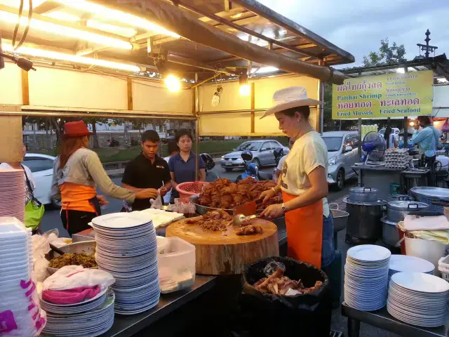 Khao Kha Moo Chang Phueak (Cowboy Hat Lady)