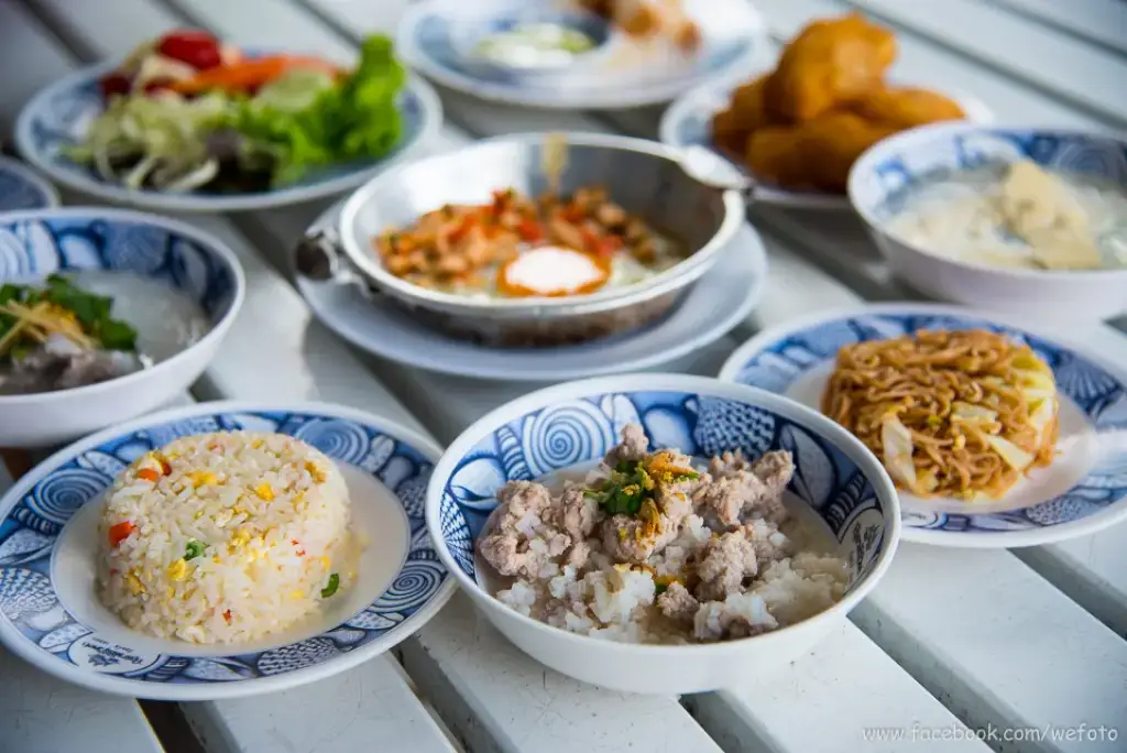 What Thais Eat for Breakfast: Rice Soup, Fried Dough and Strong Coffee