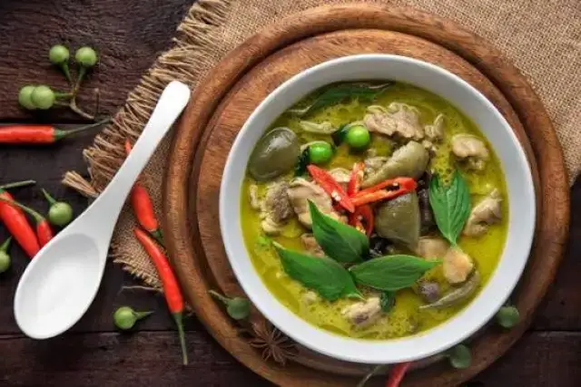 Green Curry with Chicken (Gaeng Keow Wan Gai)